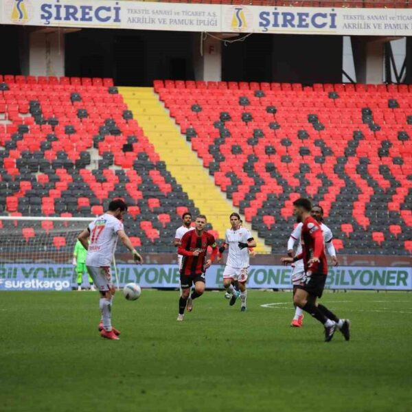 Sivasspor'un penaltı golünü atan Manaj-12