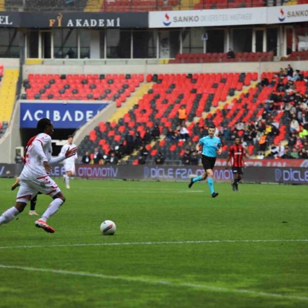 Sivasspor'un penaltı golünü atan Manaj-15