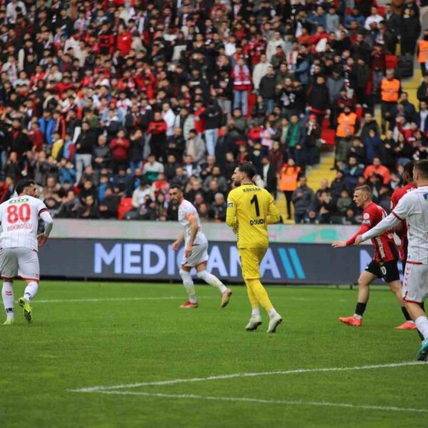 Sivasspor'un penaltı golünü atan Manaj-18