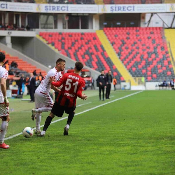 Sivasspor'un penaltı golünü atan Manaj-3