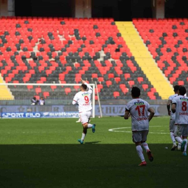 Sivasspor'un penaltı golünü atan Manaj-6