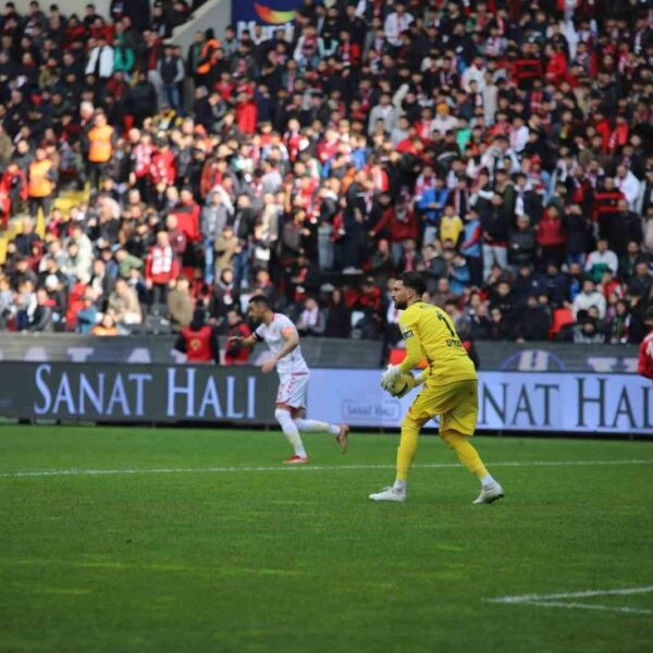 Sivasspor'un penaltı golünü atan Manaj-9