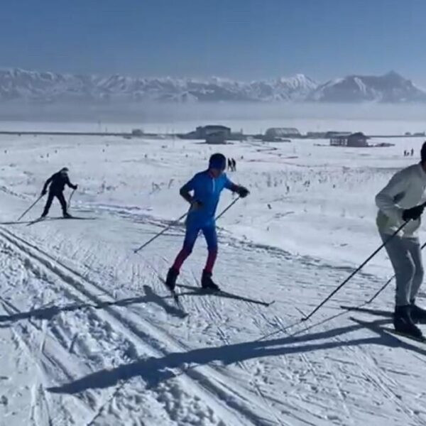 Sporcular karlı dağlarda antrenman yapıyor-2