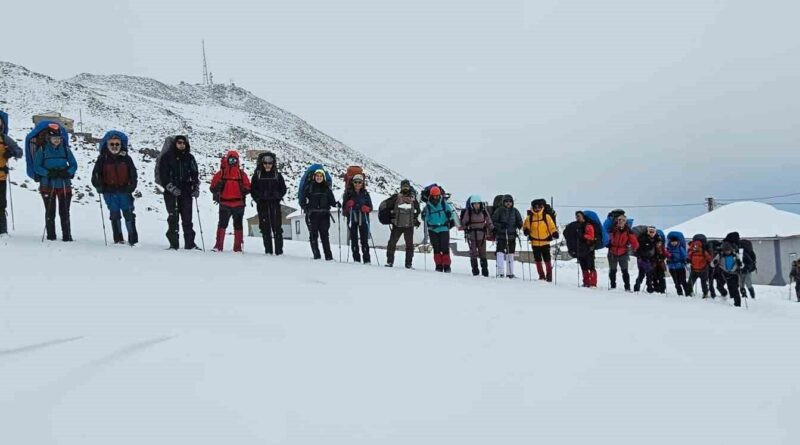 Süphan Dağı'na Zirve Yapamayan 35 Dağcı, Hava Durumu ve Çığ Riskleri Nedeniyle Geri Dönmek Zorunda Kaldı 1