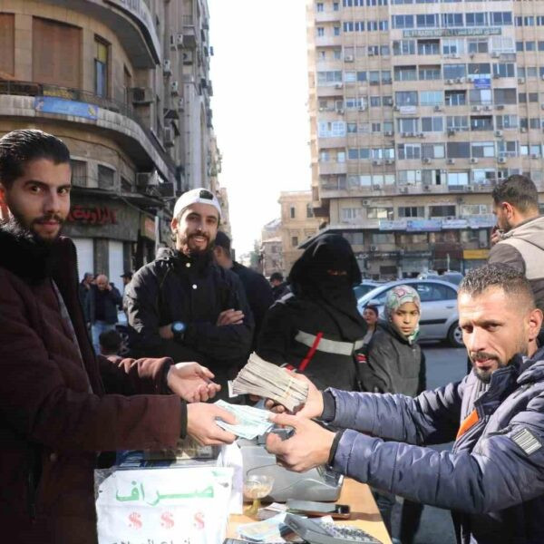 Suriye'de sokakta para bozan bir sarraf-3