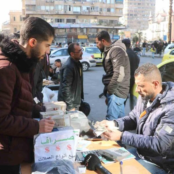 Suriyeli vatandaşların dolar bozdurduğu bir sokak sahnesi-2