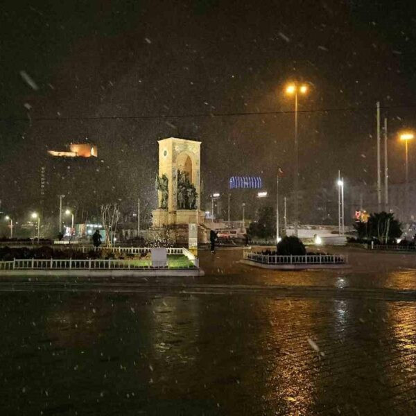 Taksim Meydanı'nda kar yağışı-1