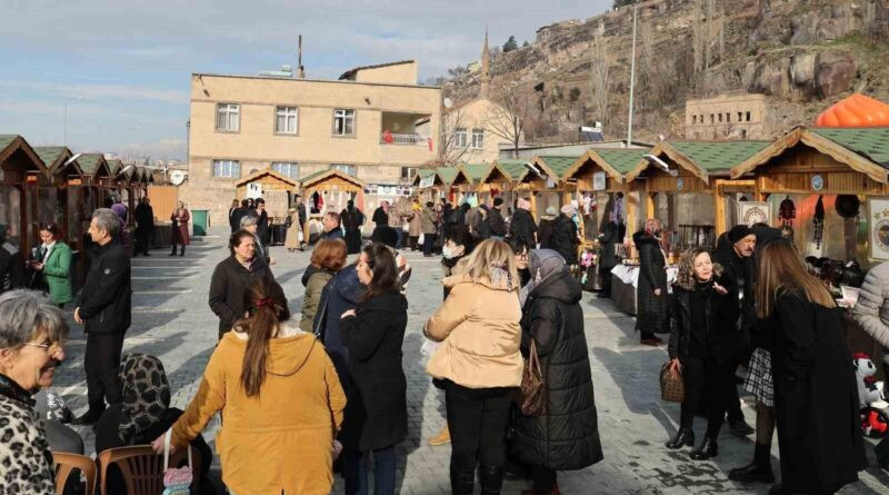 Talas'ta 'Maharetli Eller Kadın Üretici Pazarı' Geniş İlgiyle Karşılandı 1