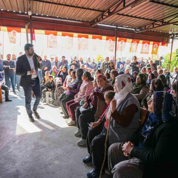 Tarsus Belediye Başkanı Ali Boltaç'ın bir kırsal köydeki ziyaretinde mahalle sakinleriyle buluştuğu görüntü