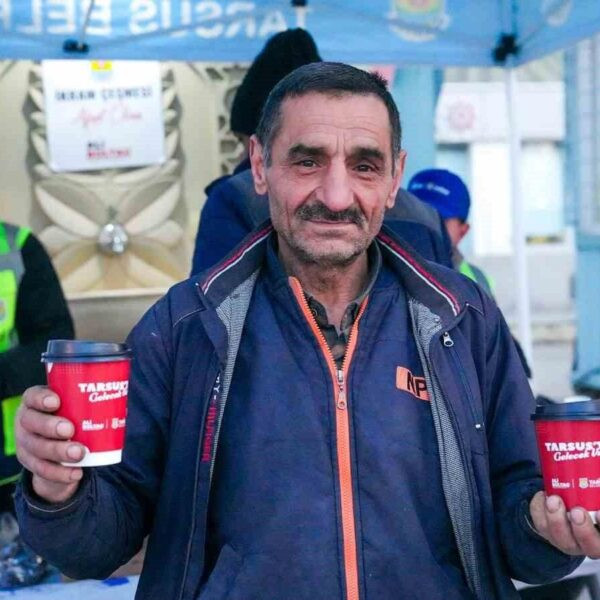 Tarsus'ta soğuk kış günlerinde vatandaşlara sıcak çorba ikram eden Belediye Başkanı Ali Boltaç.