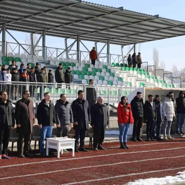 Taşlıçay Spor Kulübü futbolcuları ve yerel yetkililer-1