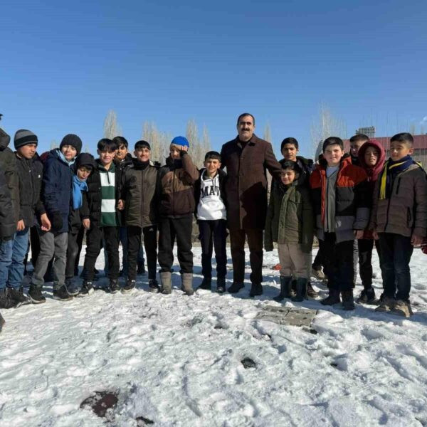 Taşlıçay Spor Kulübü futbolcuları ve yerel yetkililer-3