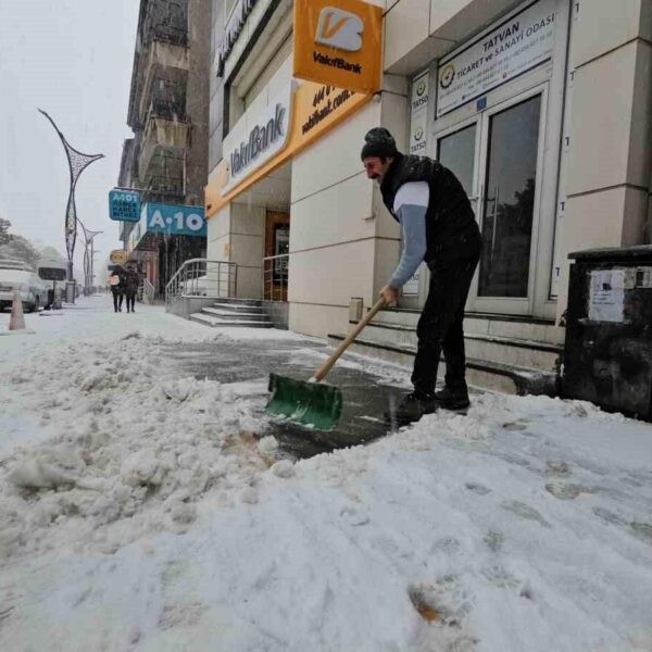 Tatvan ilçesinde kar yağışı-1