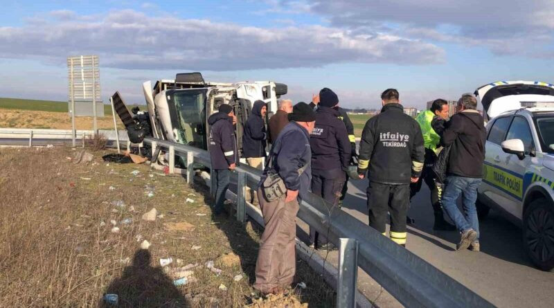 Tekirdağ Çorlu'da Virajı Alamayan Tır Devrildi, Sürücü Yaralandı 1