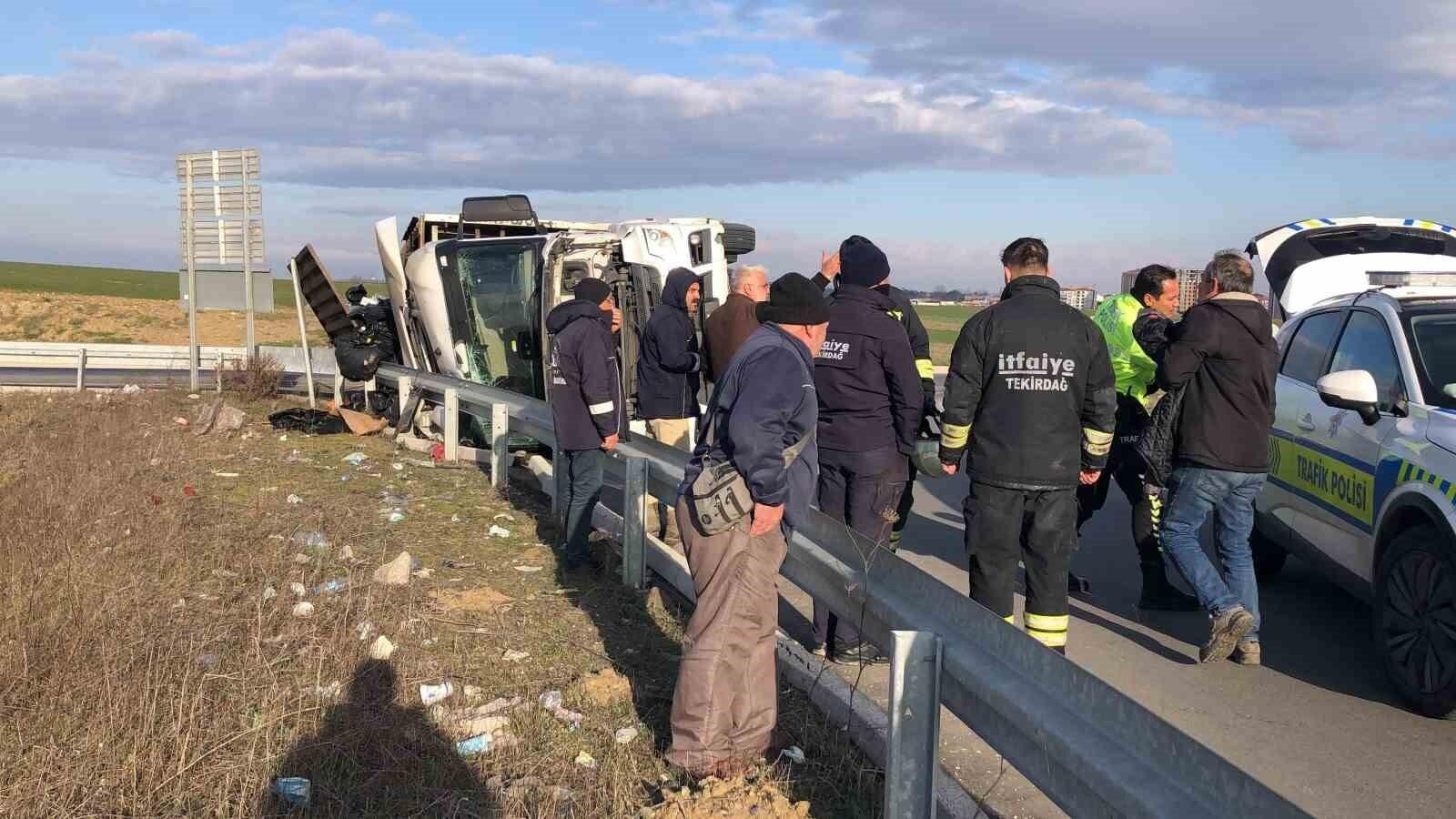 Tekirdağ Çorlu’da Virajı Alamayan Tır Devrildi, Sürücü Yaralandı