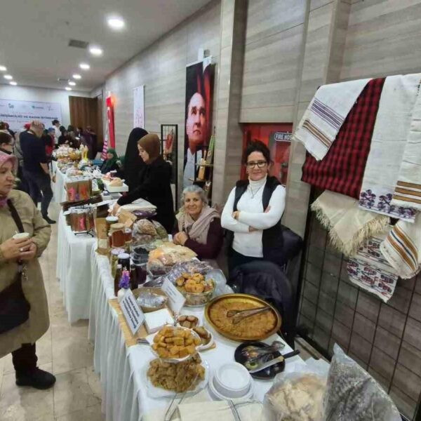 Tekirdağ Valisi Recep Soytürk ve Trakya Kalkınma Ajansı Genel Sekreteri Mahmut Şahin kadın girişimcilerle buluşuyor.-4