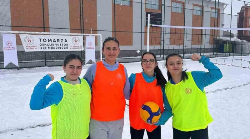 Tomarza'da Kar Voleybolu Turnuvası 1