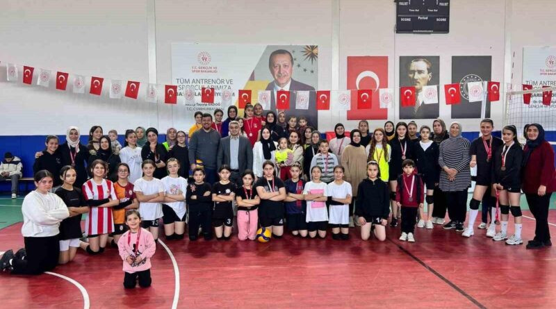 Tomarza Gençlik ve Spor İlçe Müdürlüğü'nün 'Evimin Sultanları Anne ve Kızları Voleybol Turnuvası'nda Kıyasıya Maçlar 1