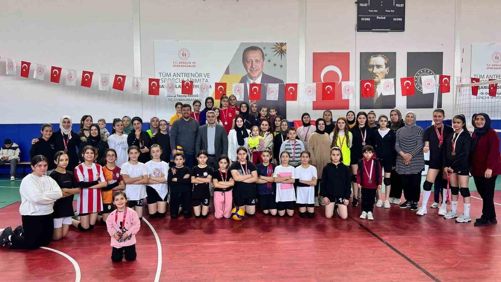 Tomarza Gençlik ve Spor İlçe Müdürlüğü’nün ‘Evimin Sultanları Anne ve Kızları Voleybol Turnuvası’nda Kıyasıya Maçlar