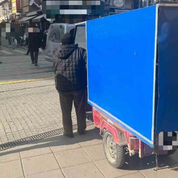 Trafik denetimi sırasında motosiklet kontrolü-1