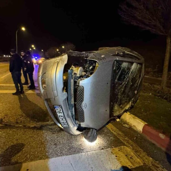 Trafik kazasında hasarlı kalan otomobil-2