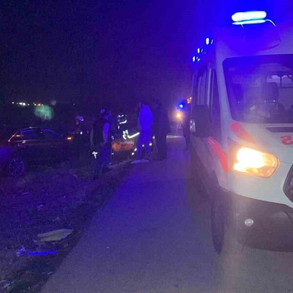 Trafik kazasında hurdaya dönen Fiat Tofaş-1