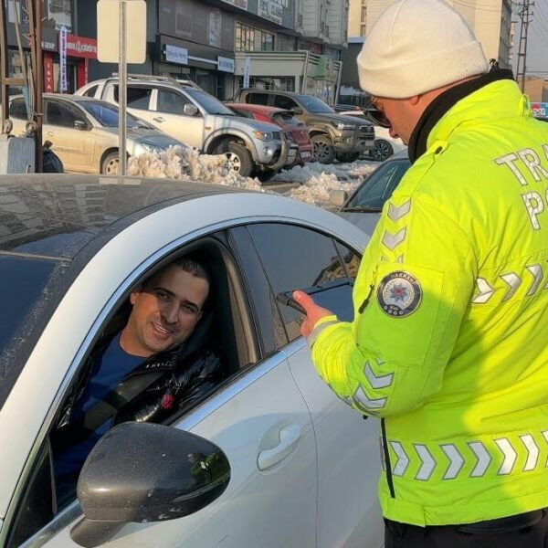 Trafik polislerinin emniyet kemeri denetimi yaptığı sahne-1