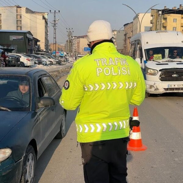 Trafik polislerinin emniyet kemeri denetimi yaptığı sahne-3