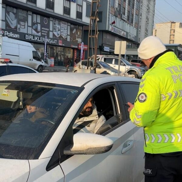 Trafik polislerinin emniyet kemeri denetimi yaptığı sahne-5