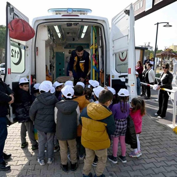 Trafik ve Eğitim Parkı'nda öğrenciler eğlenceli bir şekilde trafik eğitimi alıyorlar.-4