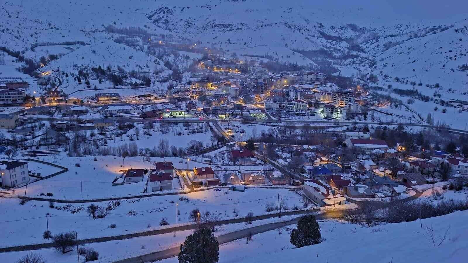 Tunceli’nin Pülümür İlçesinde Yoğun Kar Yağışı Nedeniyle Eğitim Öğretime 1 Gün Ara Verildi