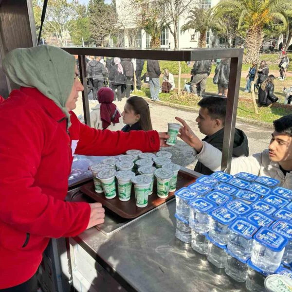 Türk Kızılay ekipleri öğrencilere yemek ikram ediyor-1