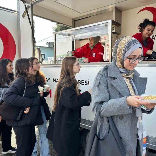 Türk Kızılay ekipleri öğrencilere yemek ikram ediyor-3