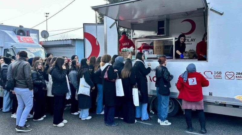 Türk Kızılay, Manisa'da Ege Bölgesi Kariyer Fuarında Öğrencilere 10 Bin Kişilik Yemek İkramında Bulundu 1