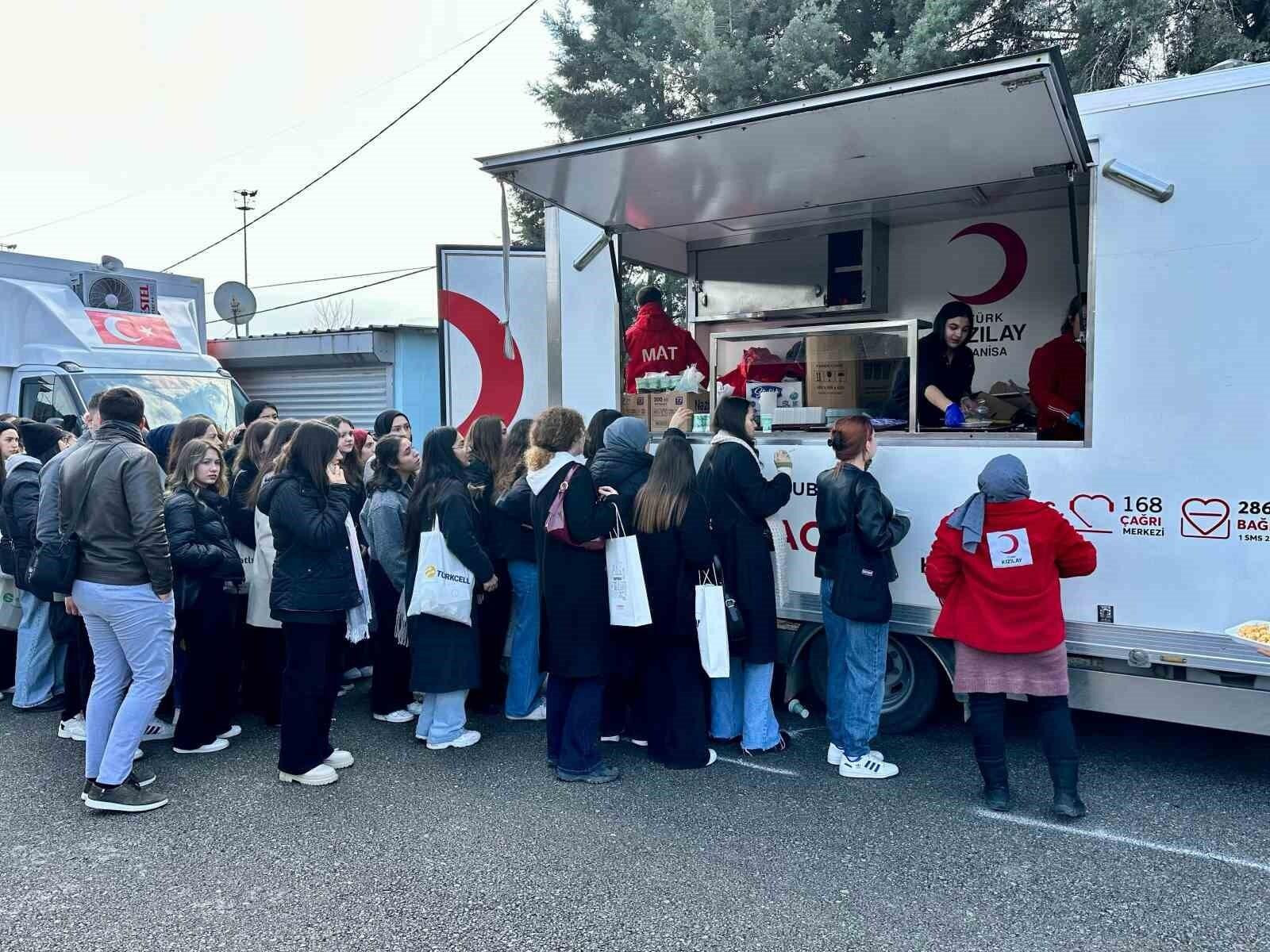 Türk Kızılay, Manisa’da Ege Bölgesi Kariyer Fuarında Öğrencilere 10 Bin Kişilik Yemek İkramında Bulundu