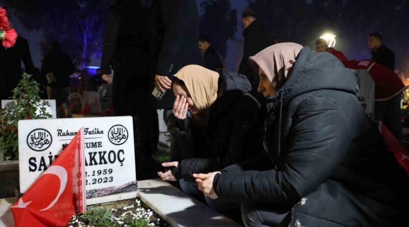 Türkan Akkoç, Hatay'da Deprem Şehitleri Mezarlığında Ailesine Ziyaret 1