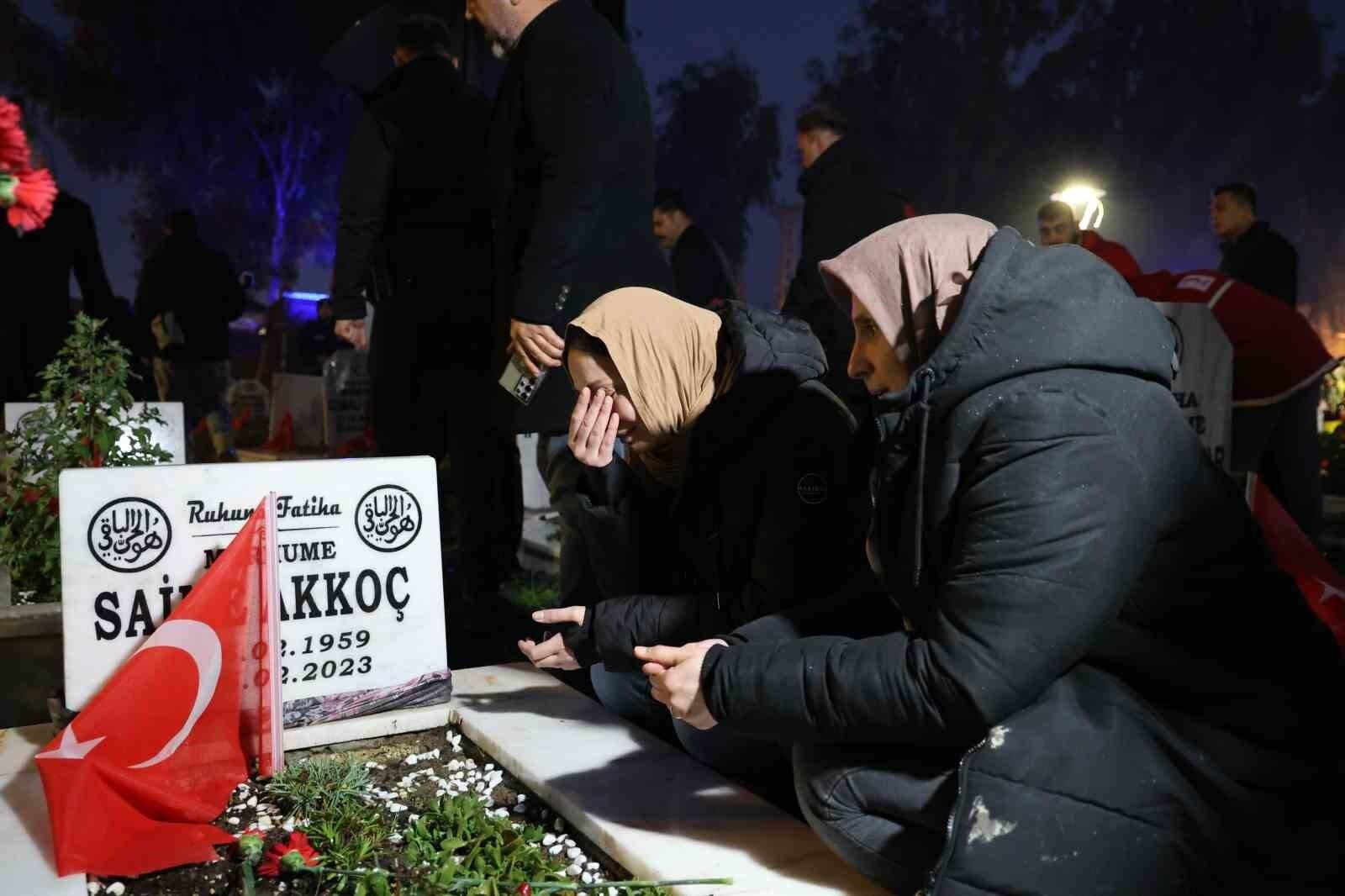 Türkan Akkoç, Hatay’da Deprem Şehitleri Mezarlığında Ailesine Ziyaret