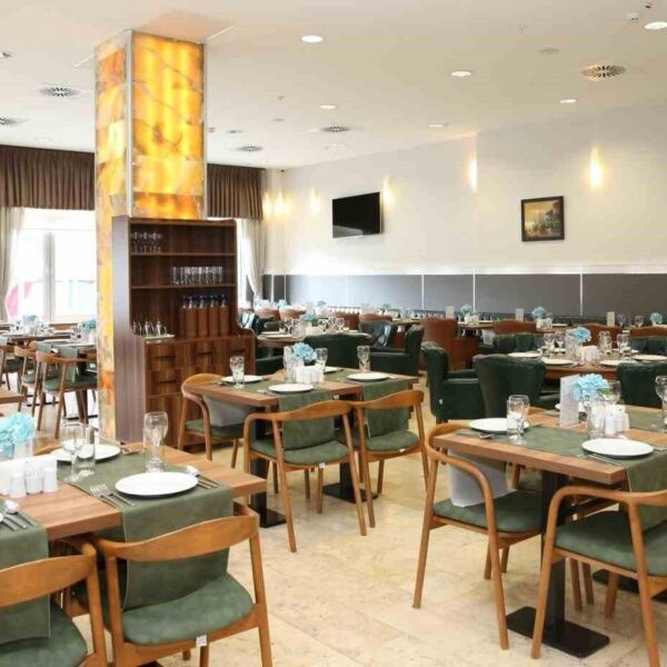 Turkuaz Restoran'ın modern tasarımı ve geniş menüsü