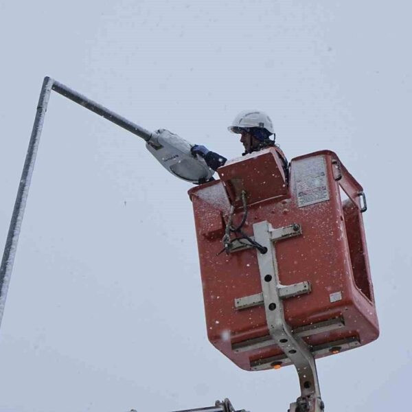 UEDAŞ ekipleri kar yağışına karşı elektrik şebekesini kontrol ediyor.-1