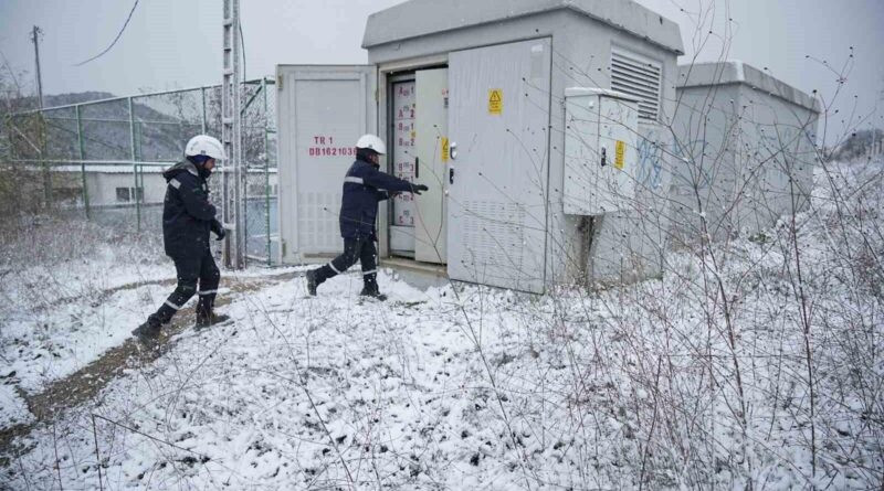 UEDAŞ, Güney Marmara'da Kar Mesaisiyle Elektrik Dağıtımını Sürdürür 1