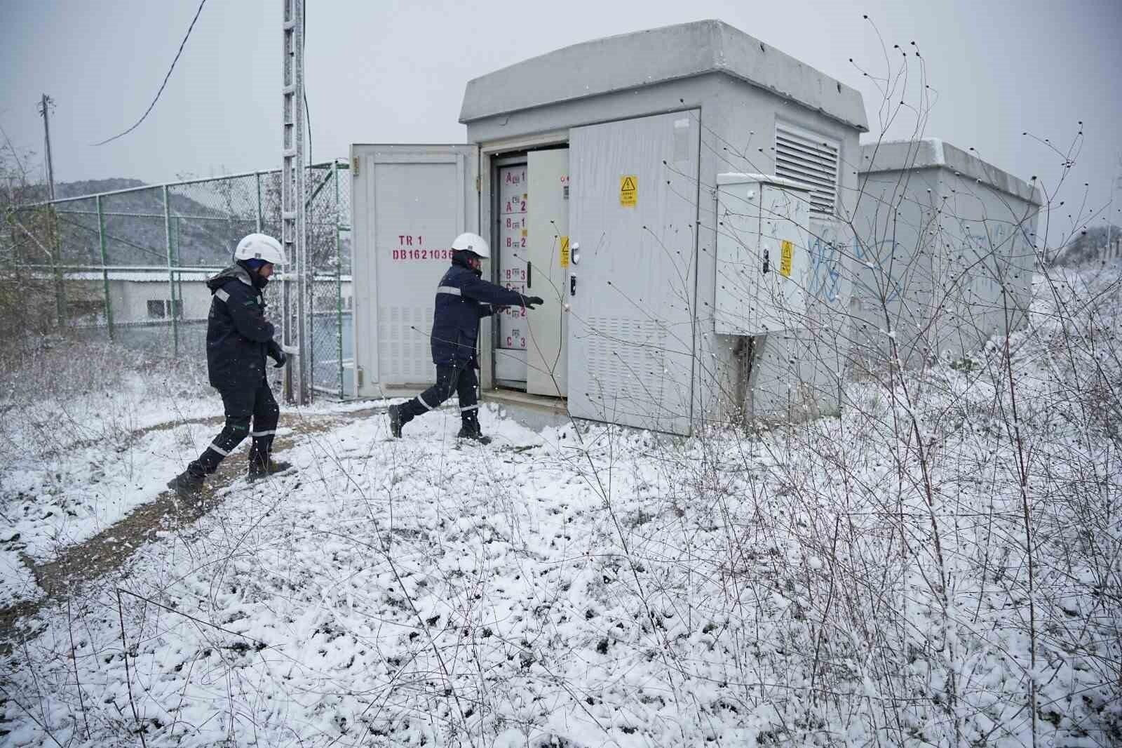 UEDAŞ, Güney Marmara’da Kar Mesaisiyle Elektrik Dağıtımını Sürdürür