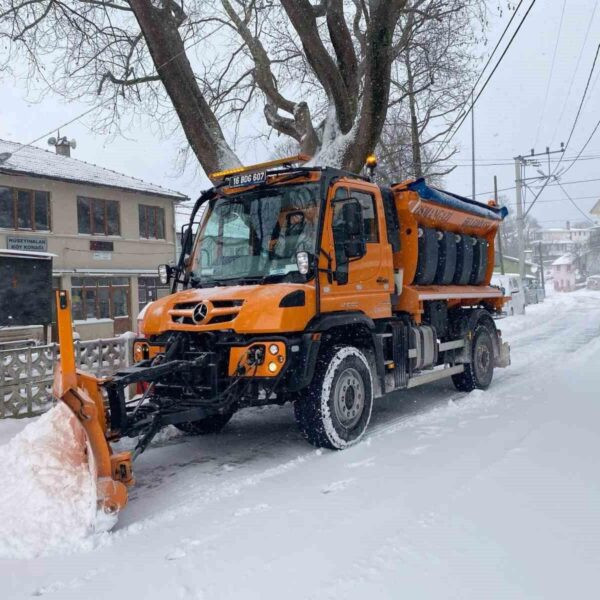 Uludağ yamaçlarında karla kaplı yollar.-2