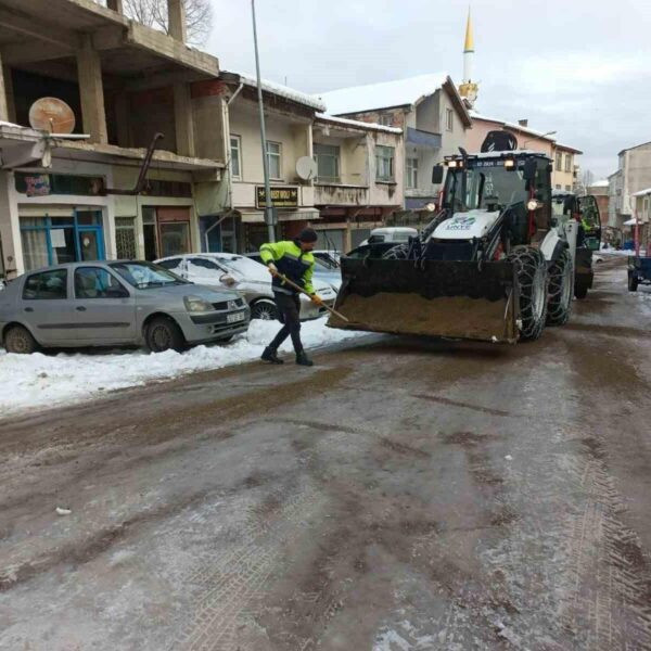 Ünye Belediyesi ekipleri karla mücadele çalışması yapıyor.-1