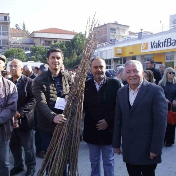 Üreticiler Honaz Belediyesi tarafından dağıtılan fidanları alıyor-6