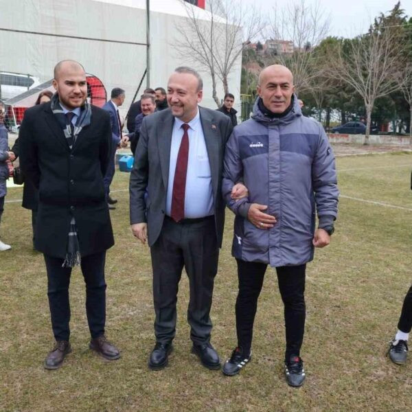 Uşak Belediye Başkanı Özkan Yalım, Uşakspor futbolcularıyla sohbet ediyor.-1