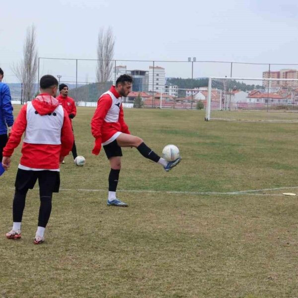 Uşak Belediye Başkanı Özkan Yalım, Uşakspor futbolcularıyla sohbet ediyor.-3