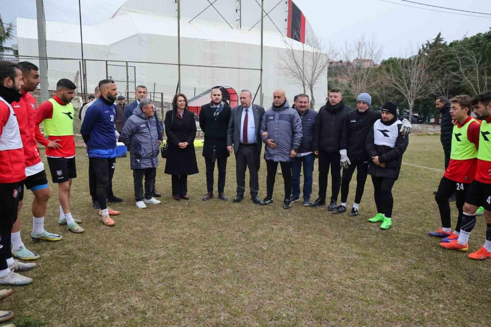 Uşak Belediye Başkanı Özkan Yalım, Uşakspor’u Antrenmanda Ziyaret Etti