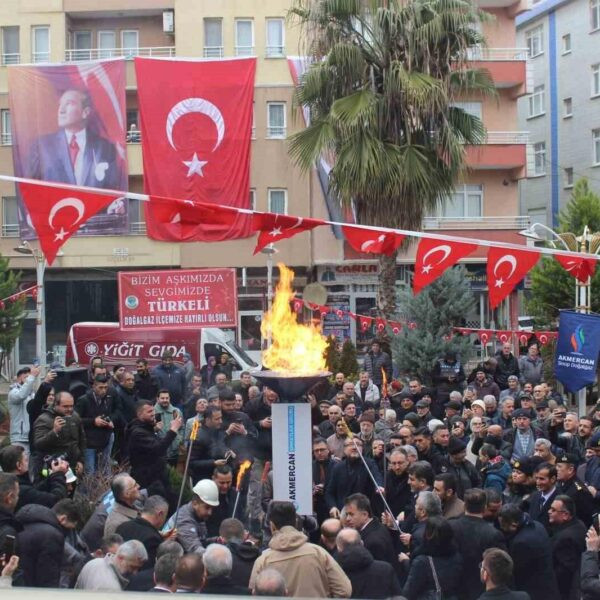 Vali Mustafa Özarslan doğalgaz meşalesini yakıyor.-3