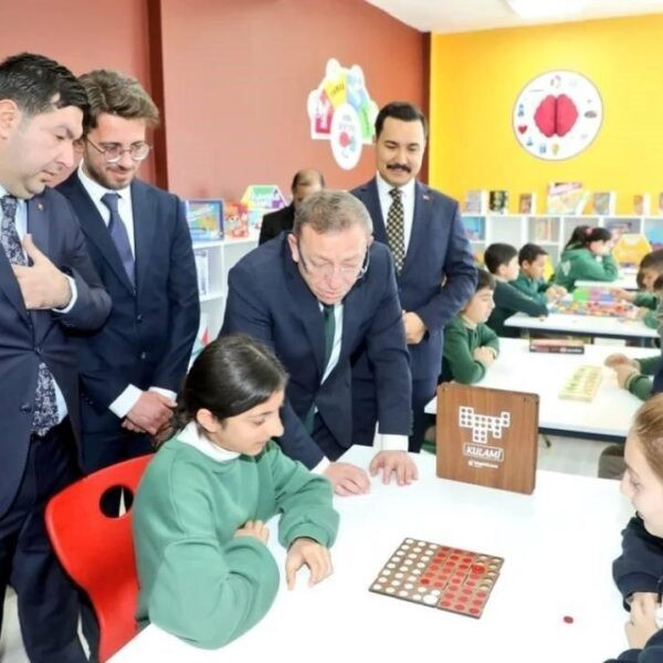 Vali Ziya Polat, KATSO Yönetim Kurulu Başkanı Kadir Bozan ve Kaymakam İsmail Demirtaş 'Akıl ve Zeka Oyunları Sınıfı'nın açılışını gerçekleştiriyorlar.-1