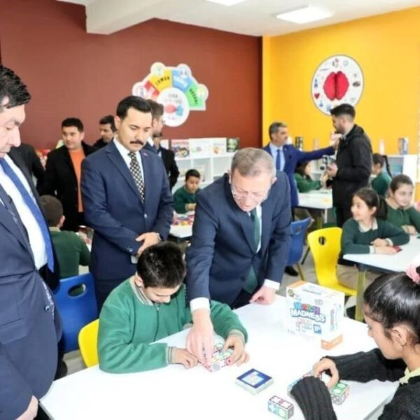 Vali Ziya Polat, KATSO Yönetim Kurulu Başkanı Kadir Bozan ve Kaymakam İsmail Demirtaş 'Akıl ve Zeka Oyunları Sınıfı'nın açılışını gerçekleştiriyorlar.-3